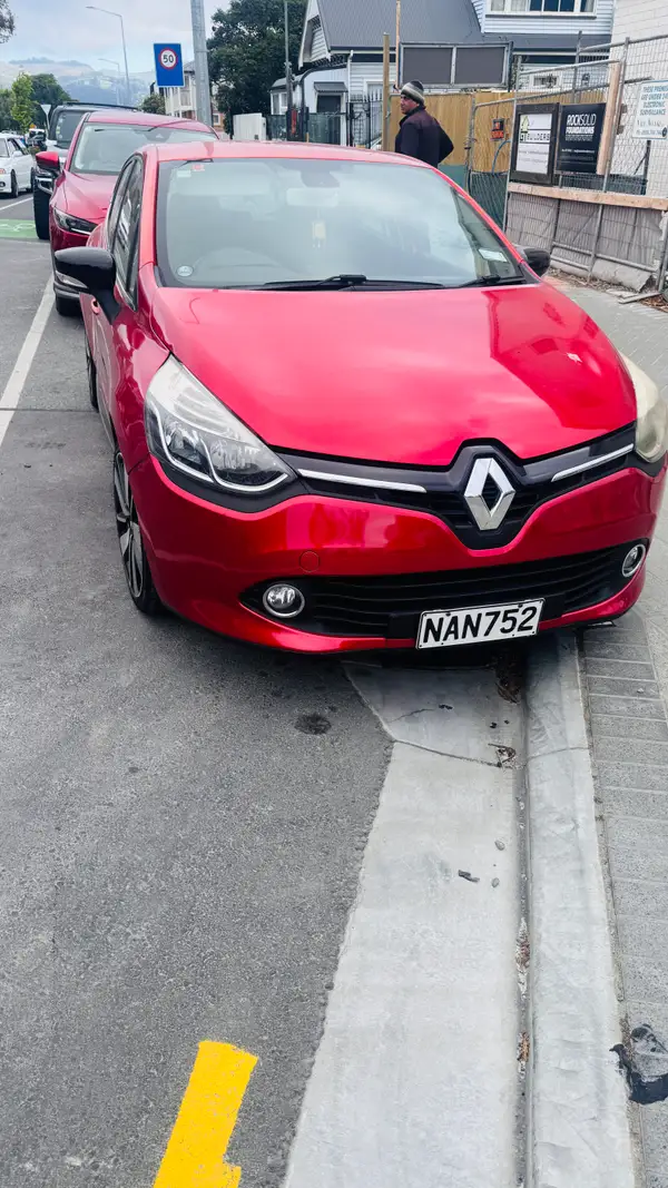 2014 Renault lutecia Carousel 1