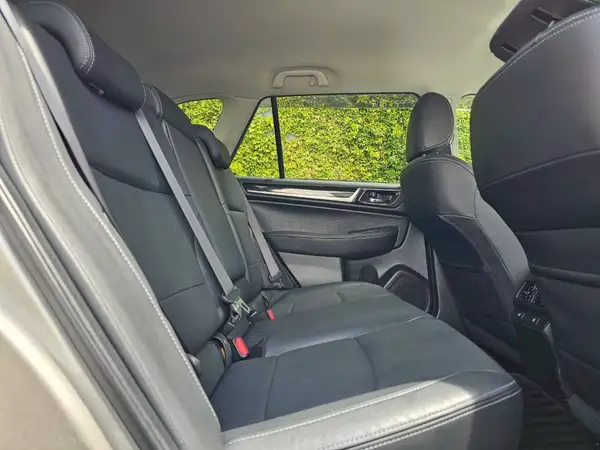 2015 Subaru Outback 2.5 AWD Limited Model Carousel 7