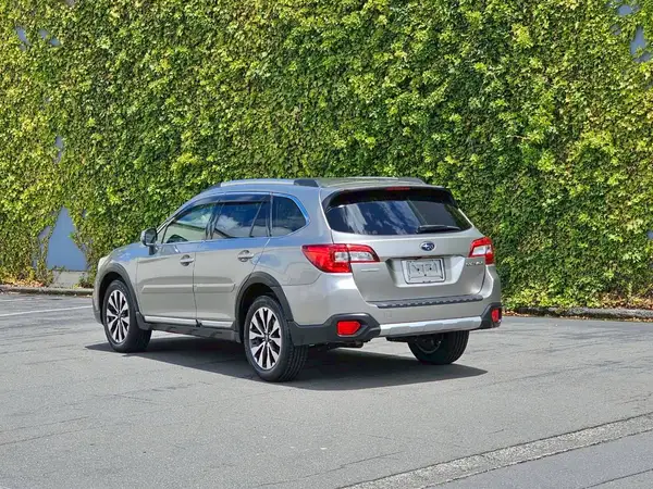 2015 Subaru Outback 2.5 AWD Limited Model Carousel 2