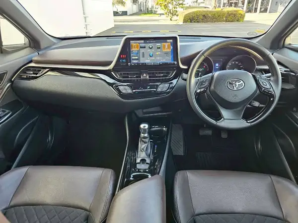 2018 Toyota C-HR Hybrid G LED Edition Dual Tone Carousel 3