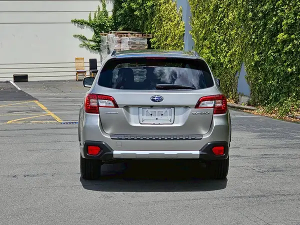 2015 Subaru Outback 2.5 AWD Limited Model Carousel 4
