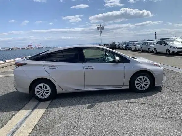 2017 Toyota Prius 1.8S Hybrid Carousel 6