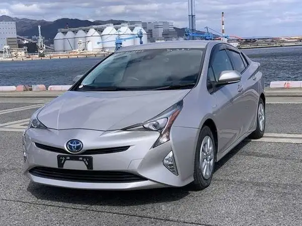 2017 Toyota Prius 1.8S Hybrid Carousel 1
