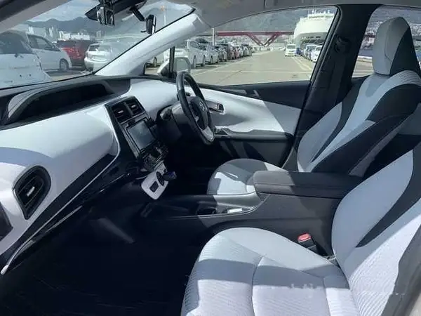 2017 Toyota Prius 1.8S Hybrid Carousel 9