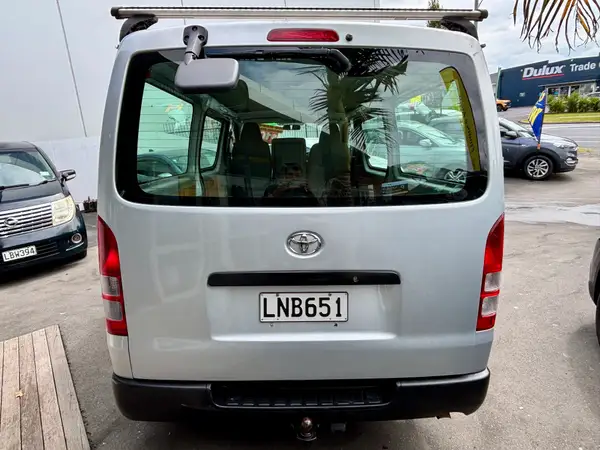 2009 Toyota Hiace Carousel 6