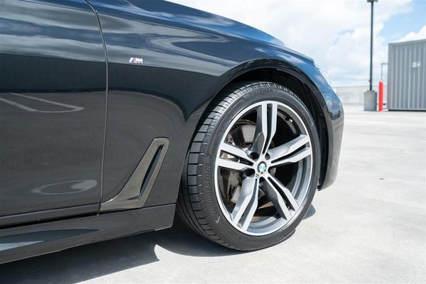2019 BMW 740i MOTORSPORT LUXURY FLAGSHIP Carousel 4