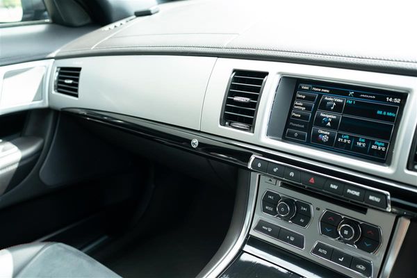 2015 Jaguar XF 2.0T R- SPORT LIMITED EDITION Carousel 17