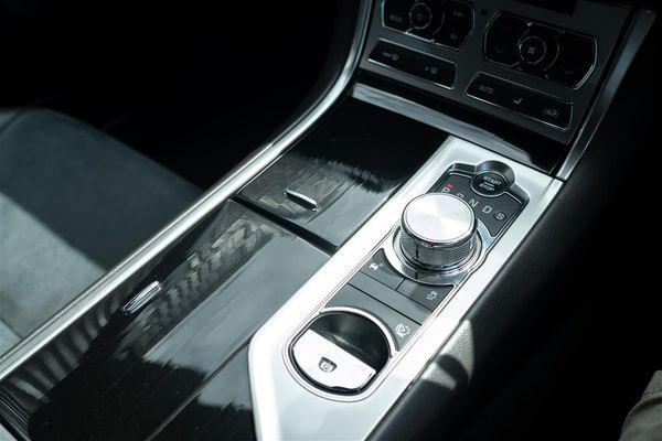 2015 Jaguar XF 2.0T R- SPORT LIMITED EDITION Carousel 18