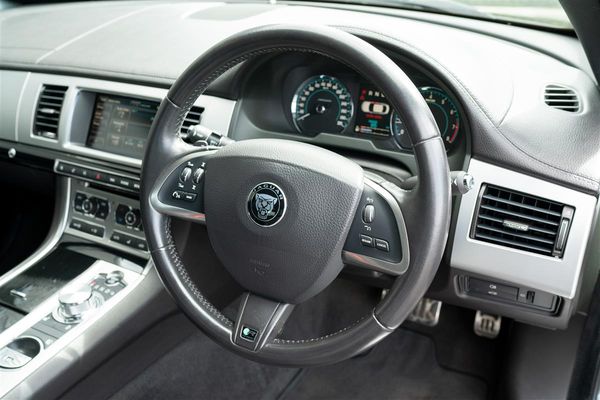 2015 Jaguar XF 2.0T R- SPORT LIMITED EDITION Carousel 13