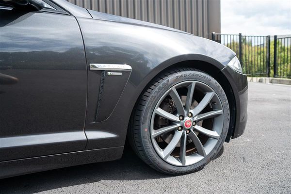 2015 Jaguar XF 2.0T R- SPORT LIMITED EDITION Carousel 5