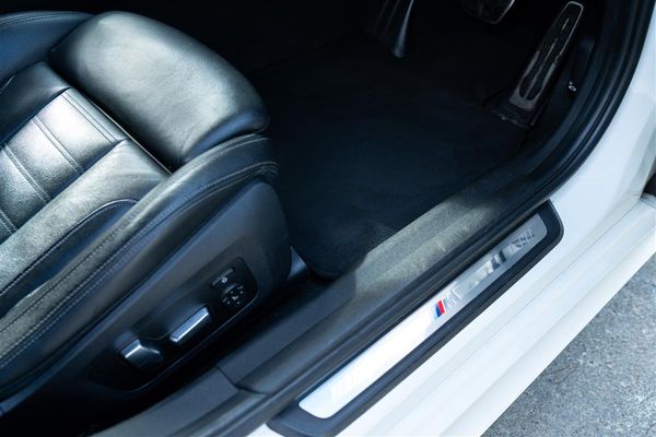 2019 BMW 330i MOTORSPORT M-SPORT IMMACULATE Carousel 14