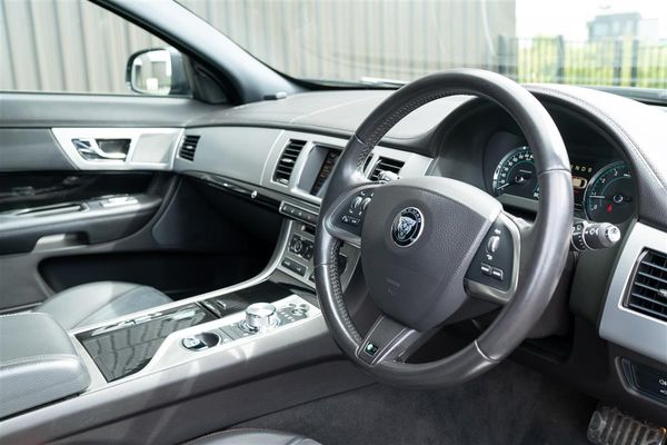 2015 Jaguar XF 2.0T R- SPORT LIMITED EDITION Carousel 10
