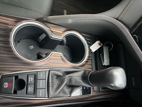 2019 Toyota Camry HYBRID G PACKAGE Carousel 3
