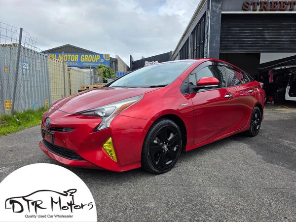 2016 Toyota Prius Newshape with Reversing Camera, Parking Sensors !