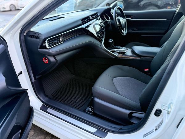 2017 Toyota Camry 4D G Carousel 4