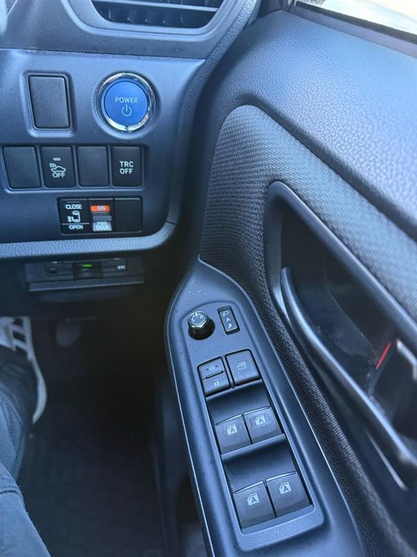 2015 Toyota Noah HYBRID X Carousel 2