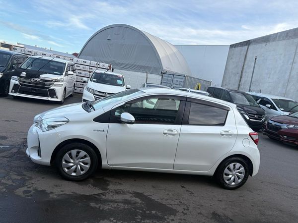 2017 Toyota Vitz hybird Carousel 11