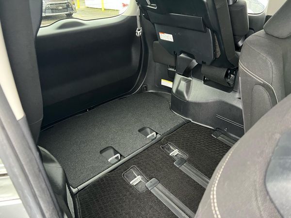 2015 Toyota ESQUIRE XI Carousel 5