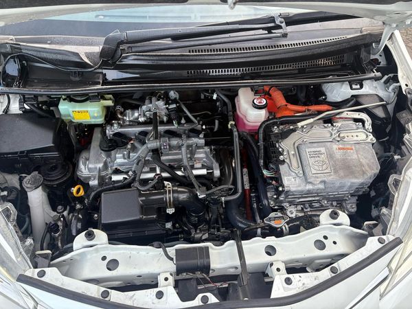 2017 Toyota Vitz hybird Carousel 8