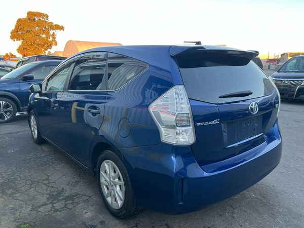 2012 Toyota Prius ALPHA S Carousel 10