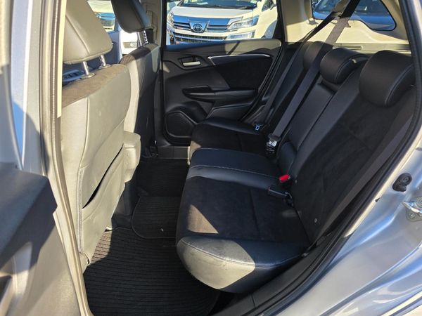 2015 Honda Fit Shuttle Hybrid X with Reversing Camera, Cruise Control Low Kms ! Carousel 5