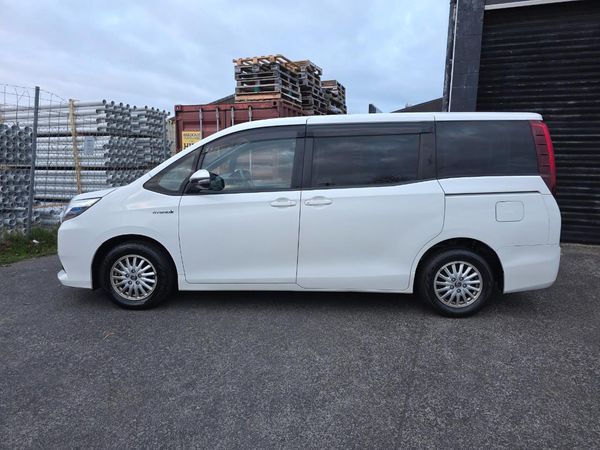 2014 Toyota Noah Hybrid 7 Seaters with Reversing Camera, Parking Sensors ! Carousel 14