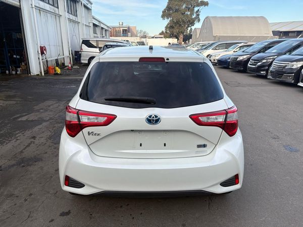 2017 Toyota Vitz hybird Carousel 12