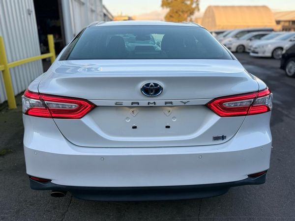 2017 Toyota Camry 4D G Carousel 13
