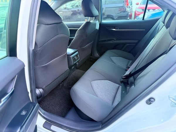 2017 Toyota Camry 4D G Carousel 6