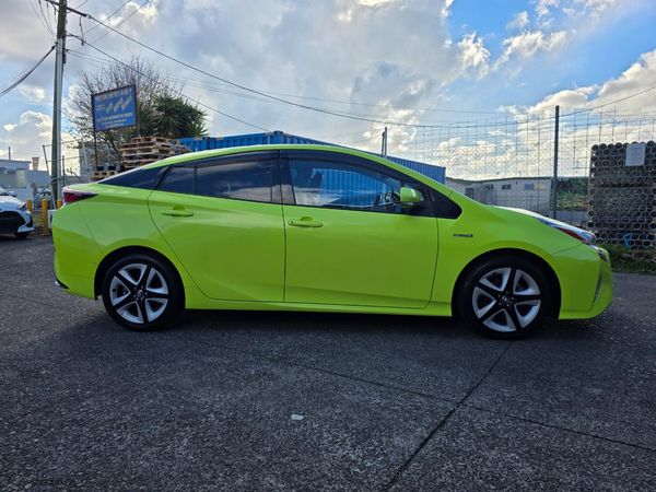 2016 Toyota Prius Newshape Hybrid with Reversing Camera, Parking Sensors, Cruise Control ! Carousel 10