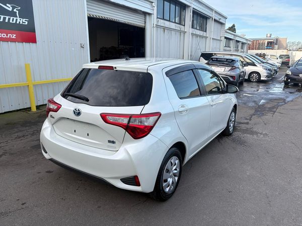 2017 Toyota Vitz hybird Carousel 13