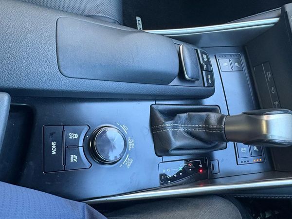 2013 Lexus IS 300H 2.5L Hybrid! Leather seats Carousel 3