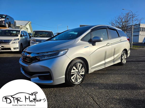 2015 Honda Fit Shuttle Hybrid X with Reversing Camera, Cruise Control Low Kms !
