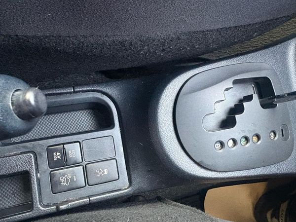2017 Toyota Vitz hybird Carousel 4