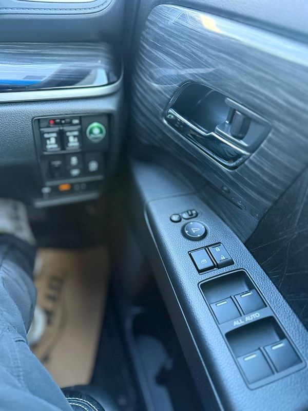 2013 Honda Odyssey Absolute, Half Leather Seat, Cruise Control, Reversing Camera ! Carousel 2