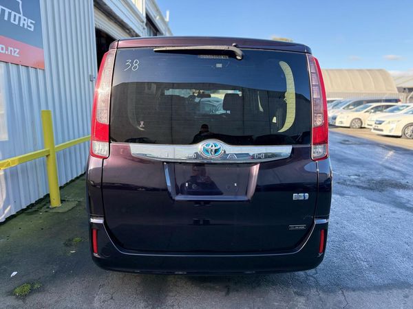 2015 Toyota Noah HYBRID X Carousel 12