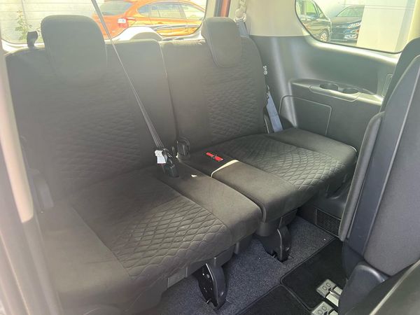 2017 Nissan Serena Hybrid 8 Seaters with Reversing Camera & Cruise Control ! Carousel 5