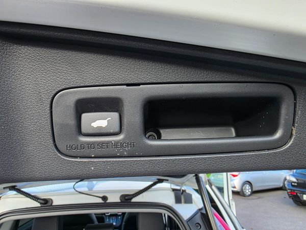 2019 Honda CR-V Hybrid EX Masterpiece with Load of Features ! Carousel 14
