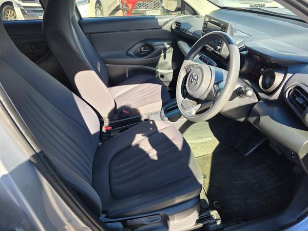 2022 Toyota YARIS CROSS Hybrid X with Reversing Camera, Parking Sensors, Cruise Control ! Carousel 9