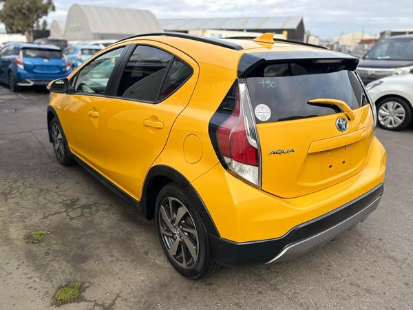 2015 Toyota Aqua X-URBAN Carousel 10