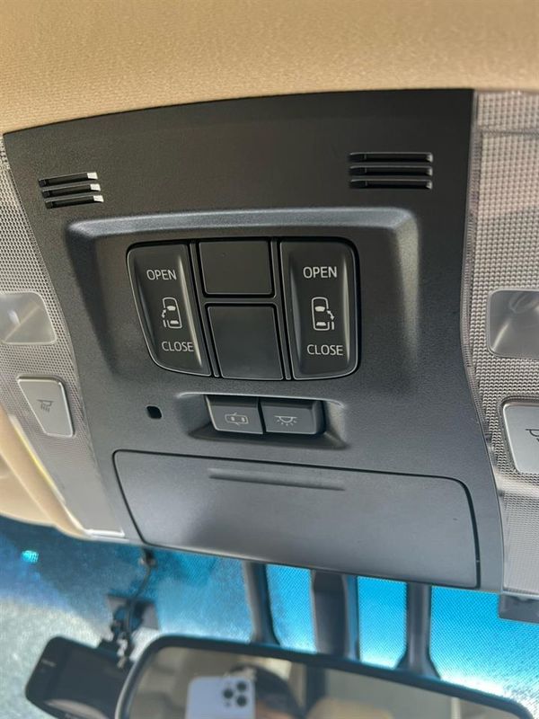 2015 Toyota VELLFIRE 2.5X Hybrid with Reversing Camera & Cruise Control ! Carousel 2