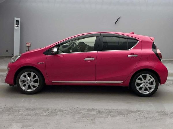 2015 Toyota Aqua G model with smart key Carousel 1