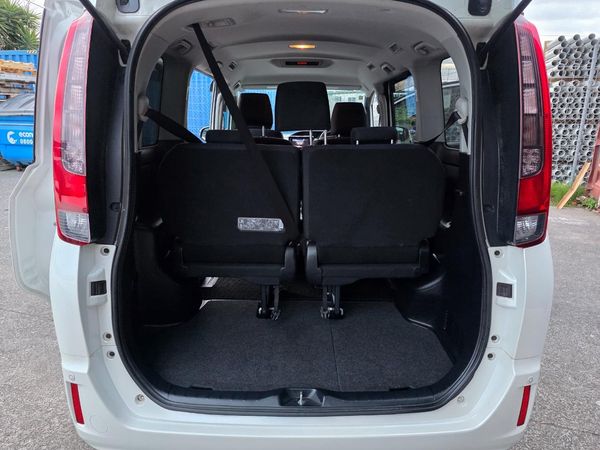 2014 Toyota Noah Hybrid 7 Seaters with Reversing Camera, Parking Sensors ! Carousel 8