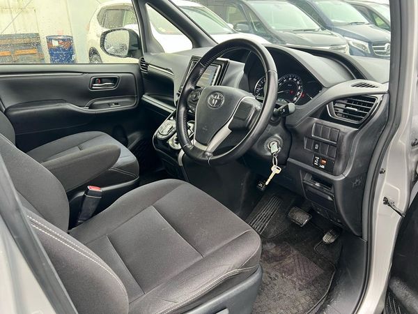 2015 Toyota ESQUIRE XI Carousel 3