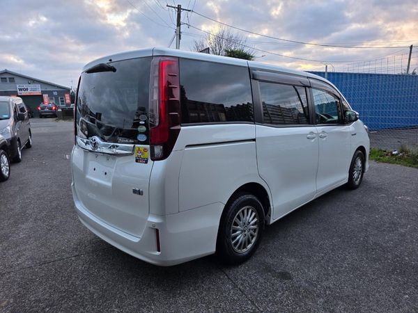2014 Toyota Noah Hybrid 7 Seaters with Reversing Camera, Parking Sensors ! Carousel 16