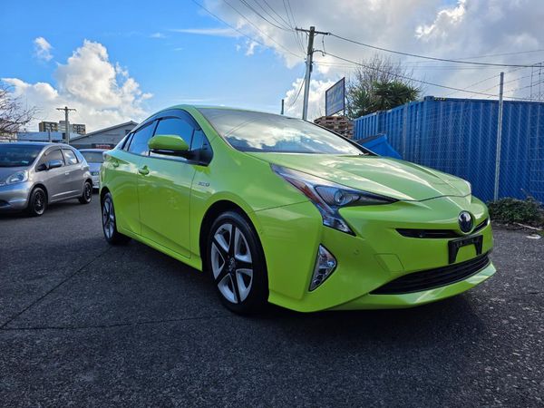 2016 Toyota Prius Newshape Hybrid with Reversing Camera, Parking Sensors, Cruise Control ! Carousel 9