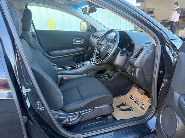 2015 Honda Vezel Hybrid with Reversing Camera ! Carousel 4