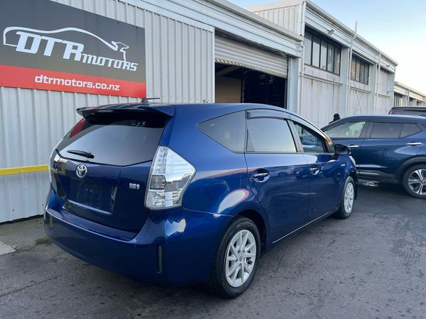 2012 Toyota Prius ALPHA S Carousel 12