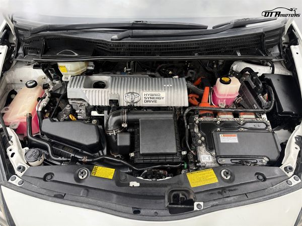 2013 Toyota Prius G'S Model Carousel 3