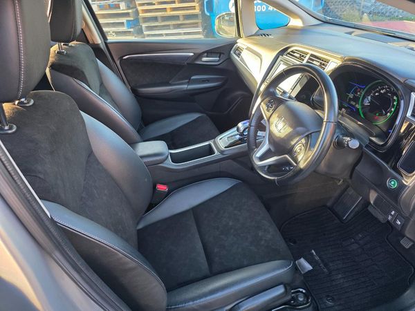 2015 Honda Fit Shuttle Hybrid X with Reversing Camera, Cruise Control Low Kms ! Carousel 2